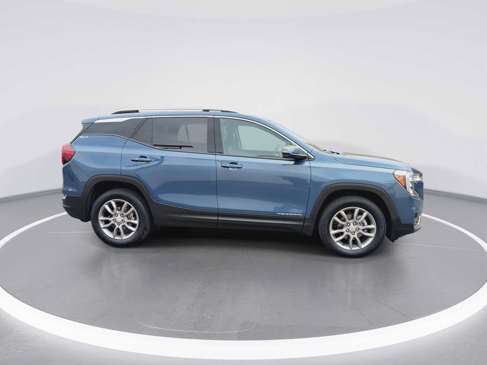 Used 2024 GMC Terrain SLT AWD/4WD image 9