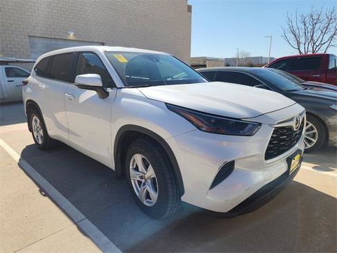 Certified 2023 Toyota Highlander L image 1