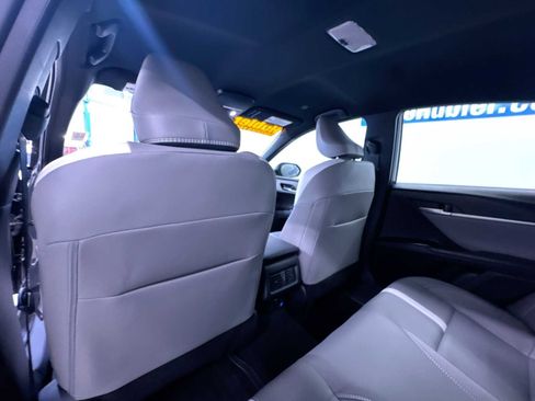 Used 2025 Toyota Camry SE w/ Convenience Package image 36