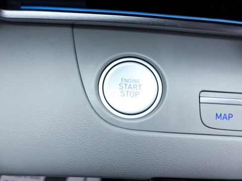 Used 2022 Hyundai Elantra Limited image 26