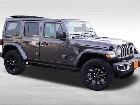 Certified 2025 Jeep Wrangler Unlimited Sahara w/ Safety Group image 3