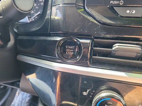 Used 2025 Nissan Pathfinder SV image 24