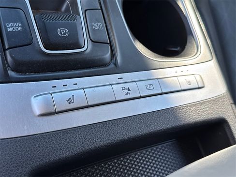 Used 2022 Kia Carnival LX image 31