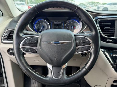 Used 2020 Chrysler Voyager Lxi w/ Cold Weather Group FWD image 16