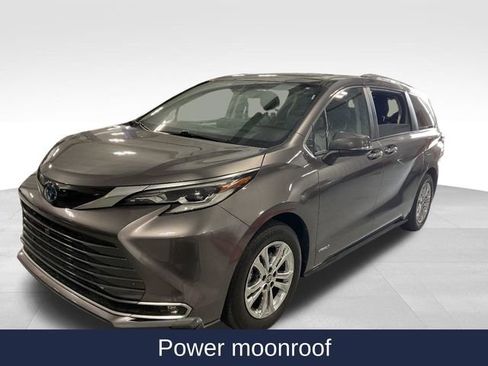 Used 2021 Toyota Sienna Platinum FWD image 3
