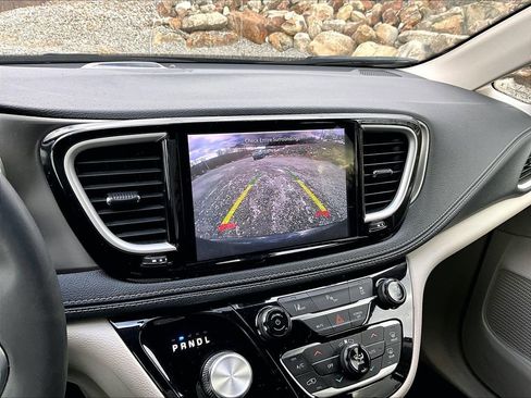 Used 2023 Chrysler Pacifica Touring-L image 19