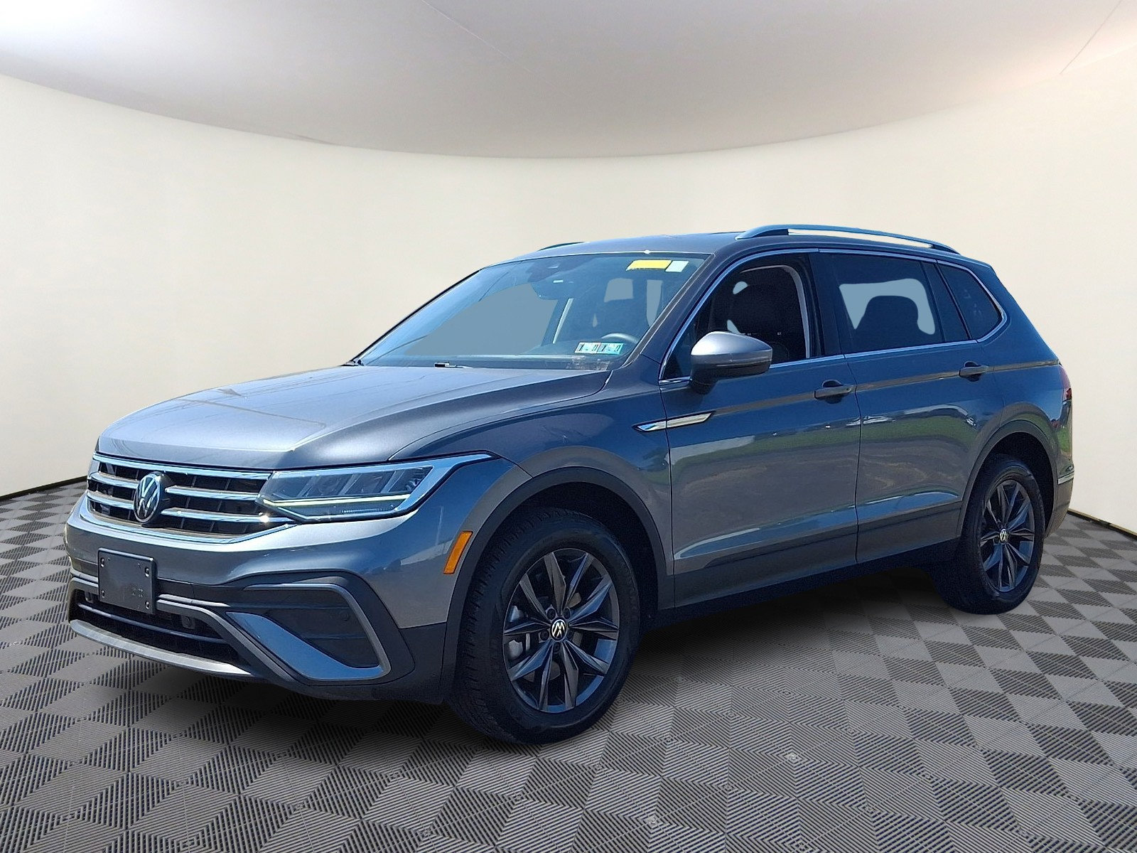 Used 2024 Volkswagen Tiguan SE AWD/4WD image 3
