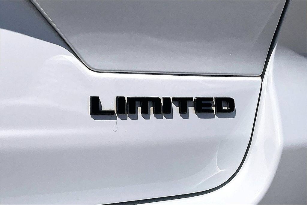 Used 2023 Jeep Grand Cherokee Limited w/ Black Appearance Package RWD image 8