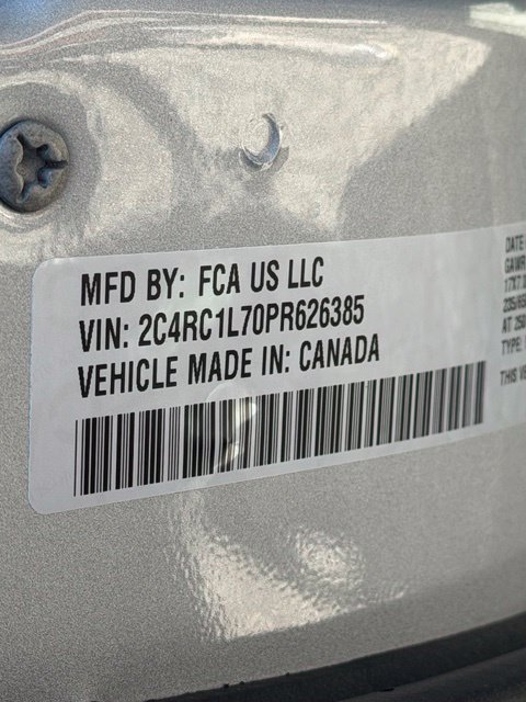 Used 2023 Chrysler Pacifica Touring-L FWD image 10