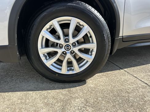 Used 2020 Nissan Rogue SV FWD image 17