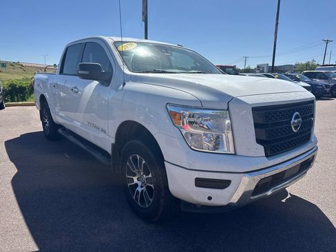 Used 2020 Nissan Titan SV w/ SV Convenience Package RWD image 3