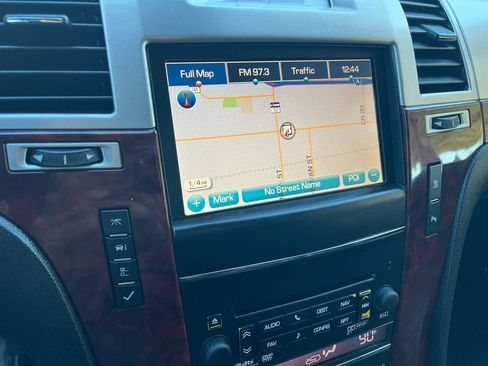 Used 2011 Cadillac Escalade Luxury image 30