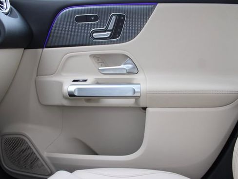 Used 2022 Mercedes-Benz GLB 250 4MATIC w/ Premium Package Lite image 18