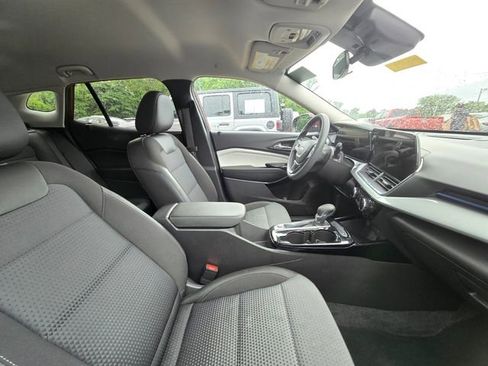 Used 2025 Chevrolet Trax LT FWD image 12