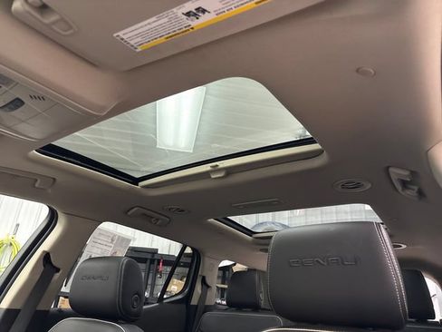 Used 2019 GMC Acadia Denali w/ Technology Package FWD image 21