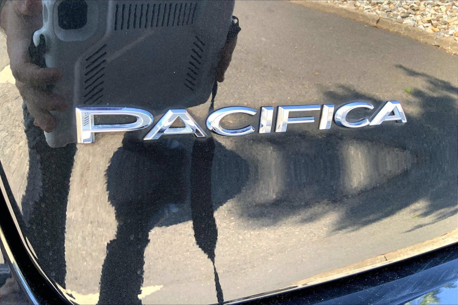 Certified 2023 Chrysler Pacifica Touring-L AWD/4WD image 7