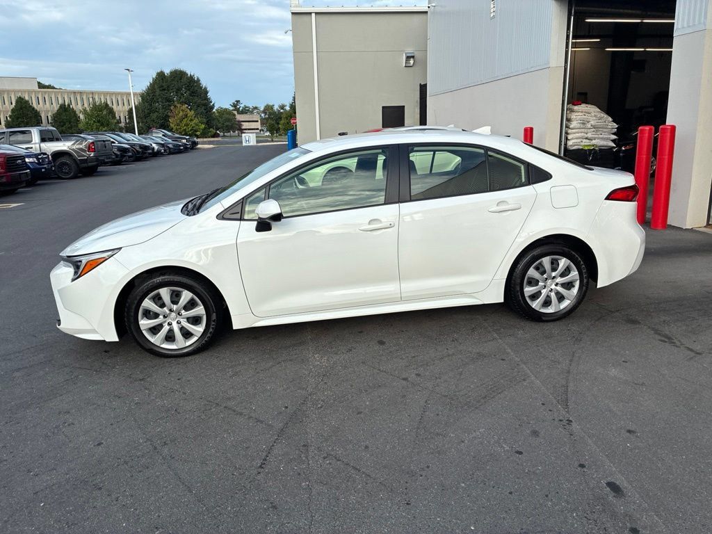 Used 2025 Toyota Corolla LE FWD image 16