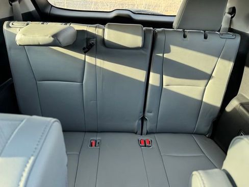 Used 2024 Toyota Highlander Platinum image 8