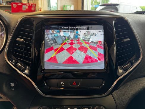 Used 2019 Jeep Cherokee Limited image 27