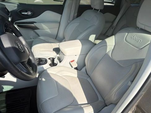 Used 2019 Jeep Cherokee Limited w/ Technology Group FWD image 5