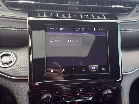 Used 2025 Jeep Grand Cherokee Altitude AWD/4WD image 18