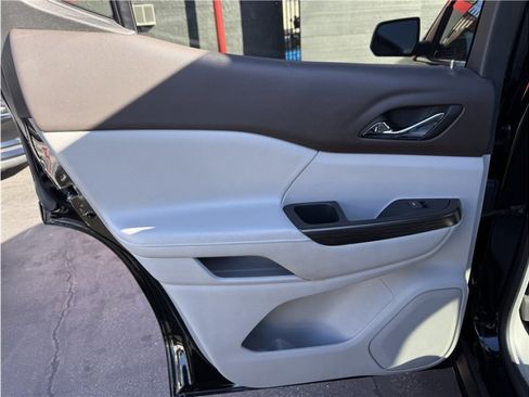 Used 2019 GMC Acadia SLT image 18