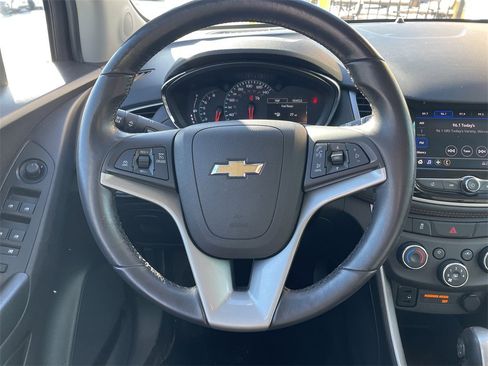 Used 2022 Chevrolet Trax LT w/ LT Convenience Package image 16