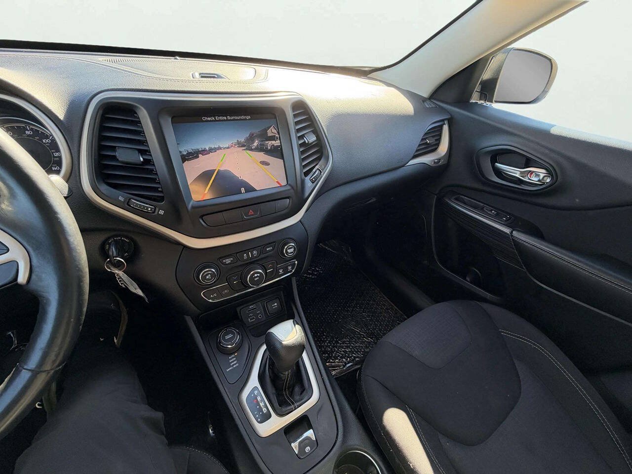 Used 2015 Jeep Cherokee Latitude w/ Cold Weather Group AWD/4WD image 18