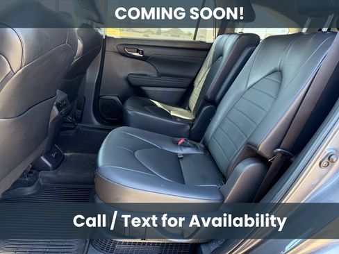 Used 2024 Toyota Highlander XLE AWD/4WD image 9