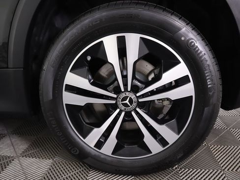 Certified 2025 Mercedes-Benz GLB 250 image 32