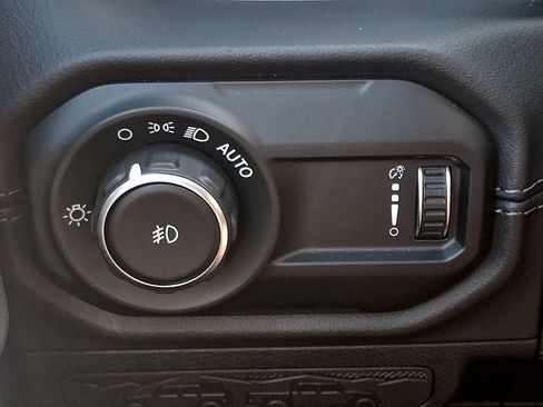 Used 2025 Jeep Wrangler Unlimited Sahara w/ Safety Group AWD/4WD image 27