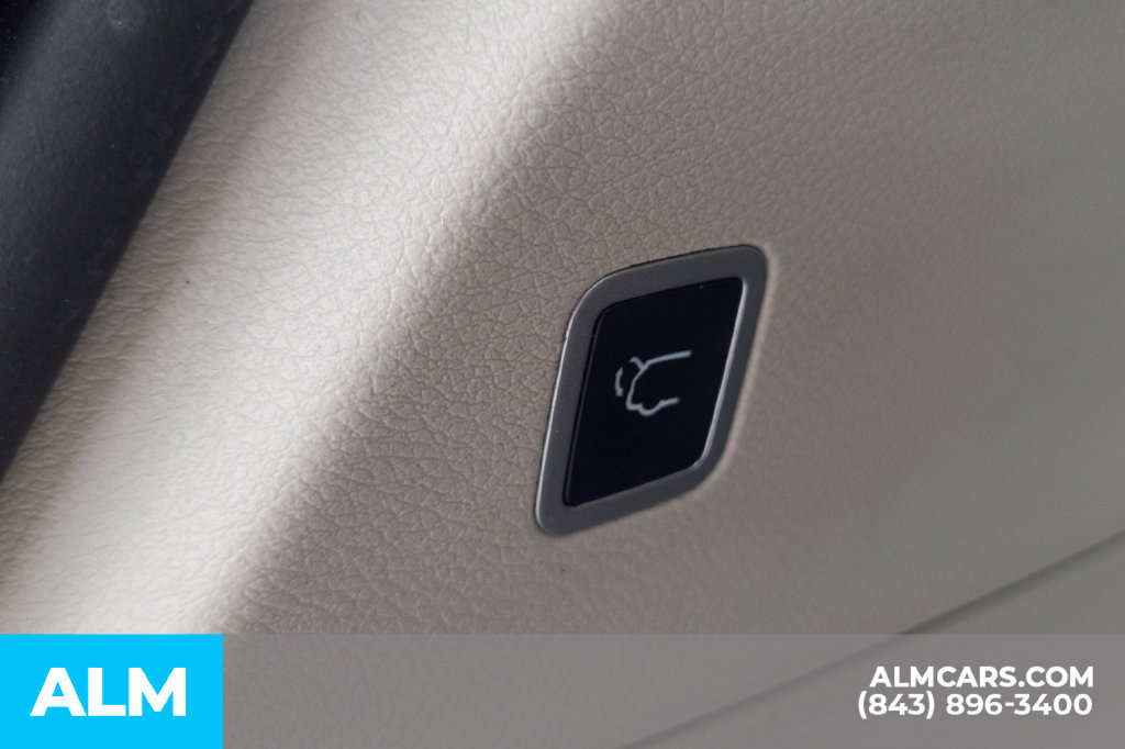 Used 2023 Chrysler Voyager LX FWD image 9