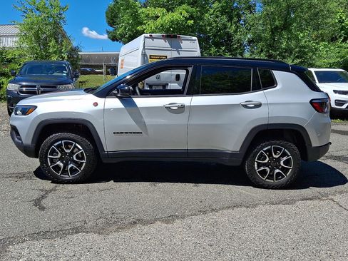 Used 2025 Jeep Compass Trailhawk AWD/4WD image 2