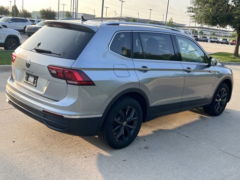 Certified 2024 Volkswagen Tiguan SE w/ Panoramic Sunroof Package FWD image 10