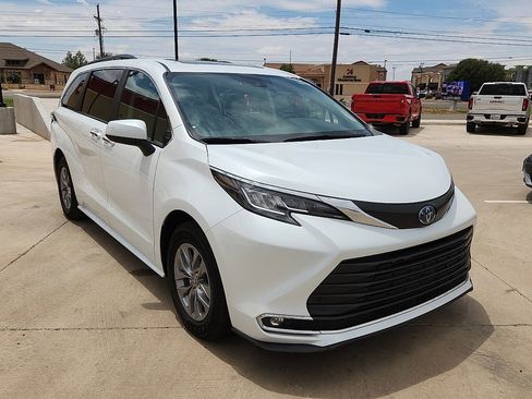 Used 2023 Toyota Sienna XLE image 4