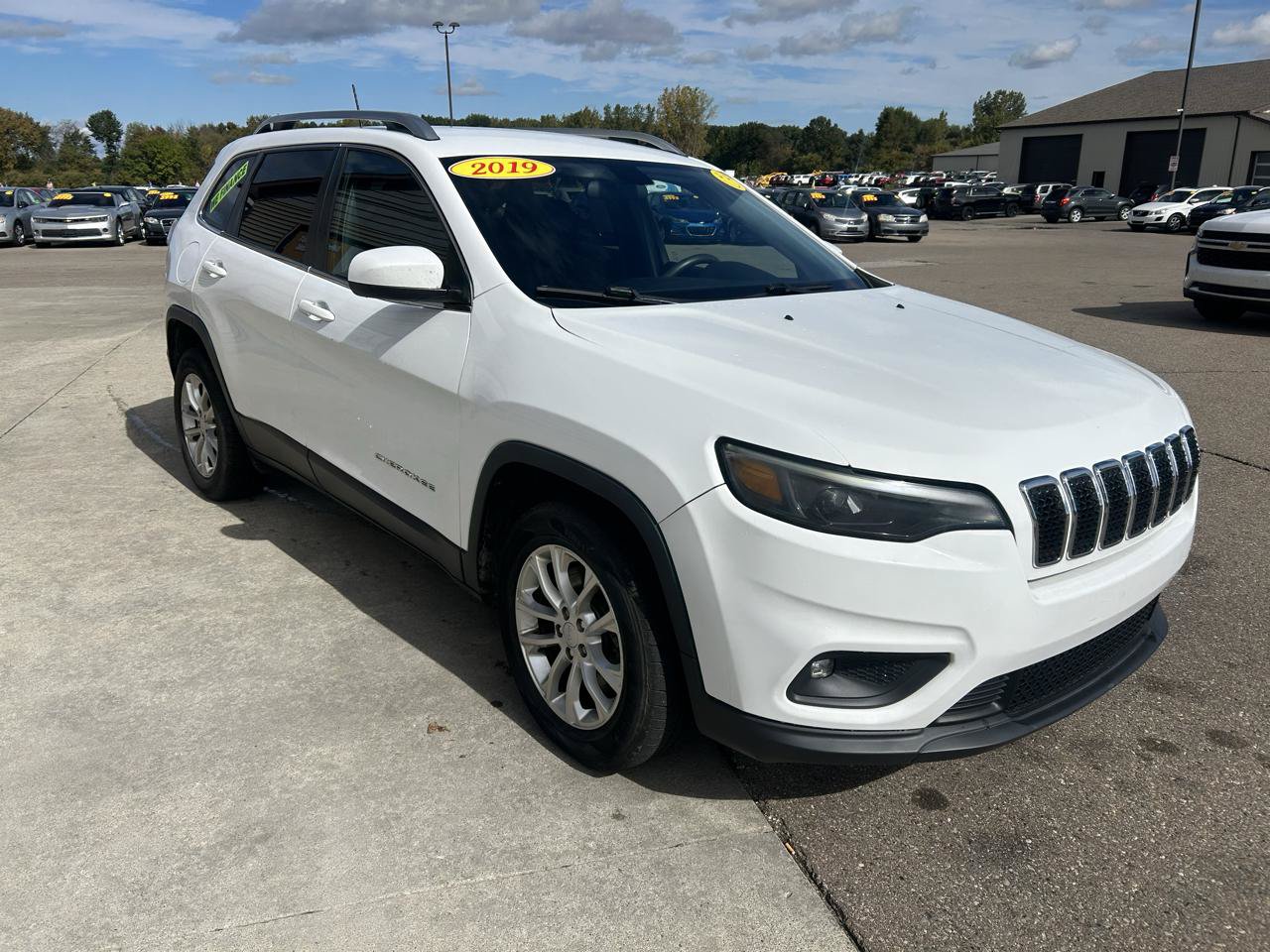 Used 2019 Jeep Cherokee Latitude w/ Popular Appearance Group FWD image 3