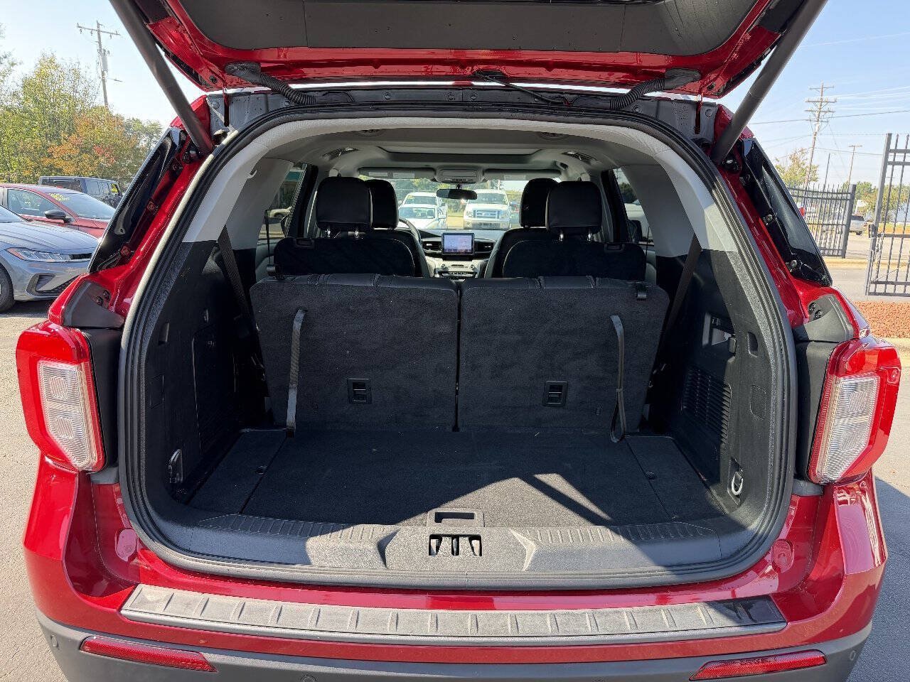 Used 2023 Ford Explorer XLT RWD image 9