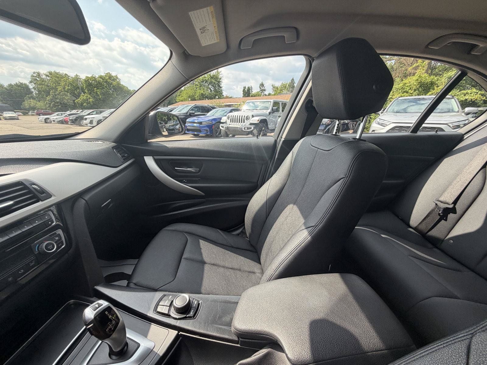 Used 2018 BMW 320i xDrive Sedan AWD/4WD image 18