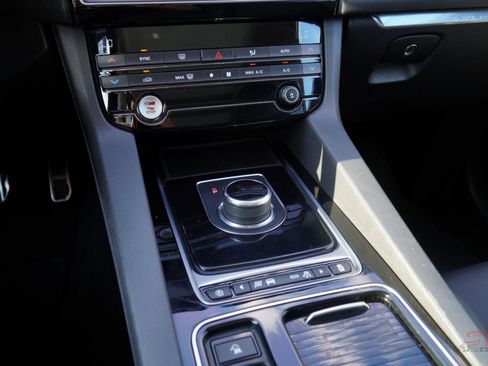 Used 2019 Jaguar F-PACE Premium image 30