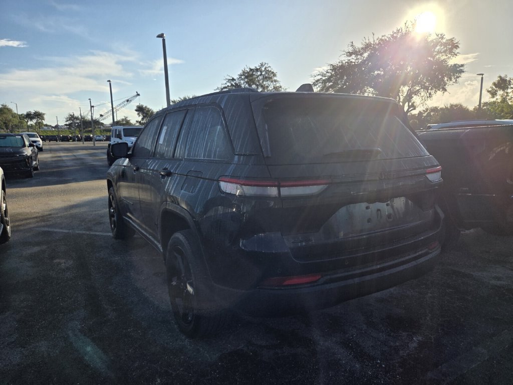 Used 2023 Jeep Grand Cherokee Altitude AWD/4WD image 56