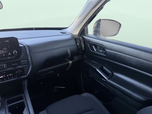 Used 2025 Nissan Pathfinder S image 54