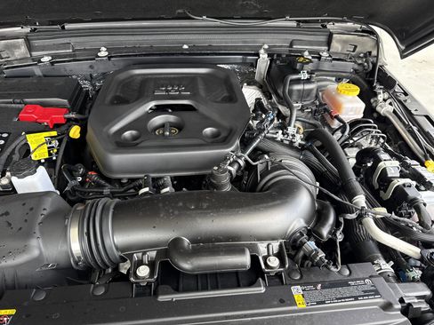 Used 2025 Jeep Wrangler Sport S image 31