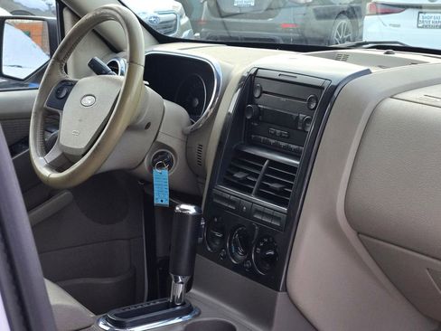 Used 2006 Ford Explorer XLT image 9