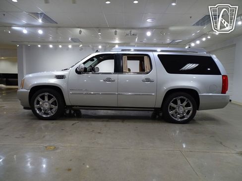 Used 2011 Cadillac Escalade ESV Premium image 7