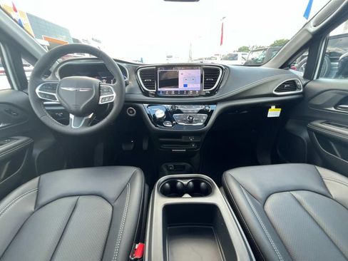 New 2026 Chrysler Pacifica Select image 14