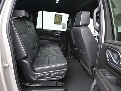 Used 2024 Chevrolet Suburban Premier image 12