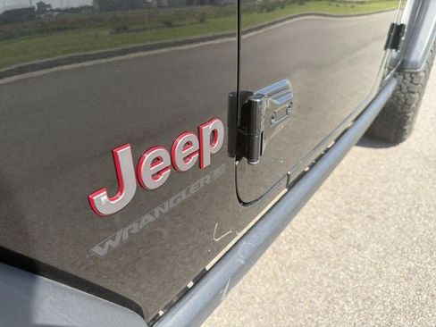 Used 2025 Jeep Wrangler Unlimited Rubicon AWD/4WD image 38