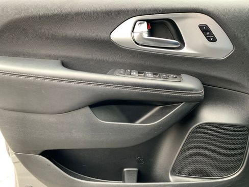 Used 2025 Chrysler Pacifica Limited image 21