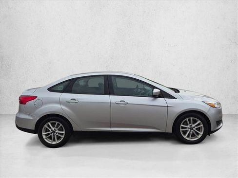 Used 2018 Ford Focus SE FWD image 4