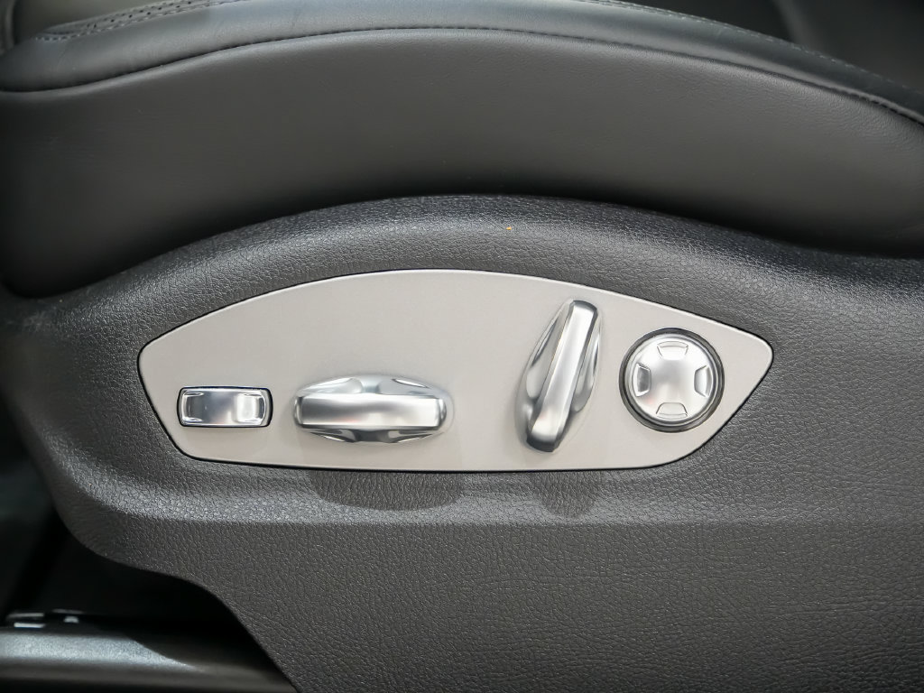 Used 2026 Porsche Macan AWD/4WD image 24